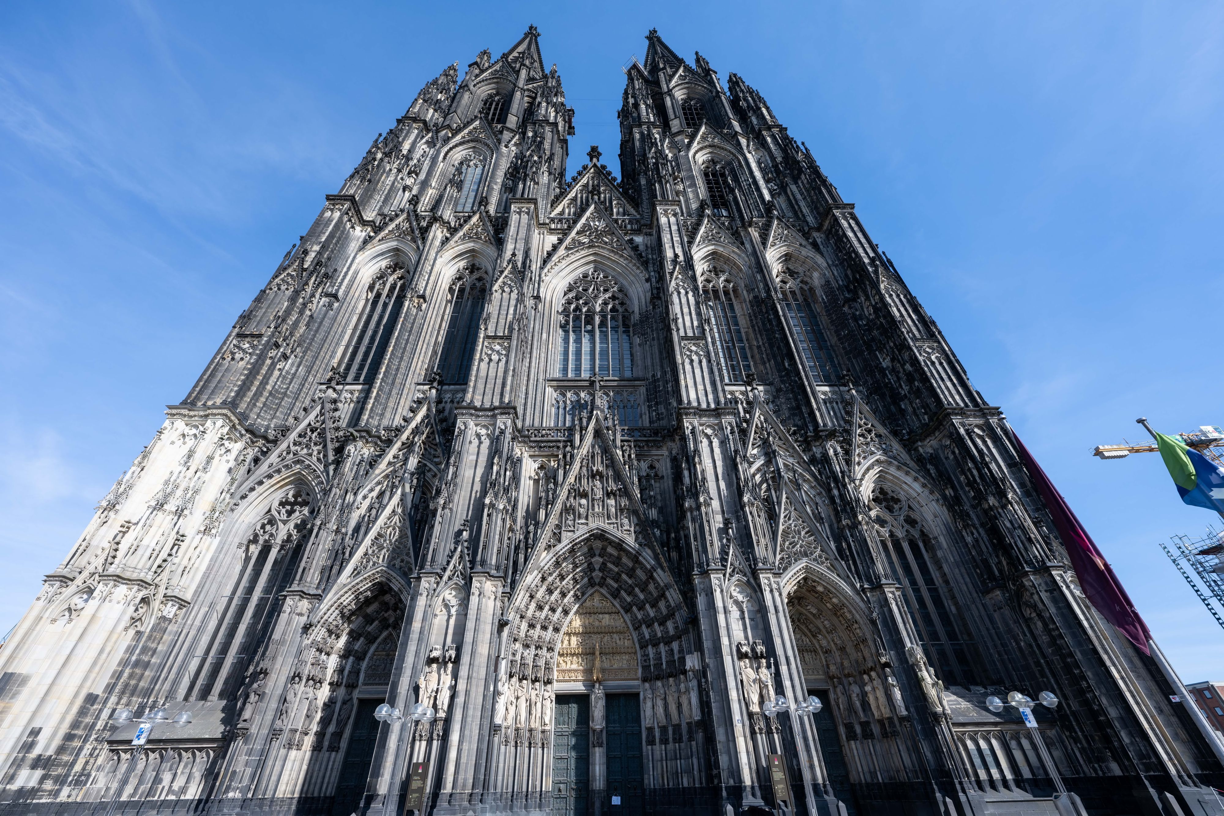 Blick auf das Westportal des Kölner Doms