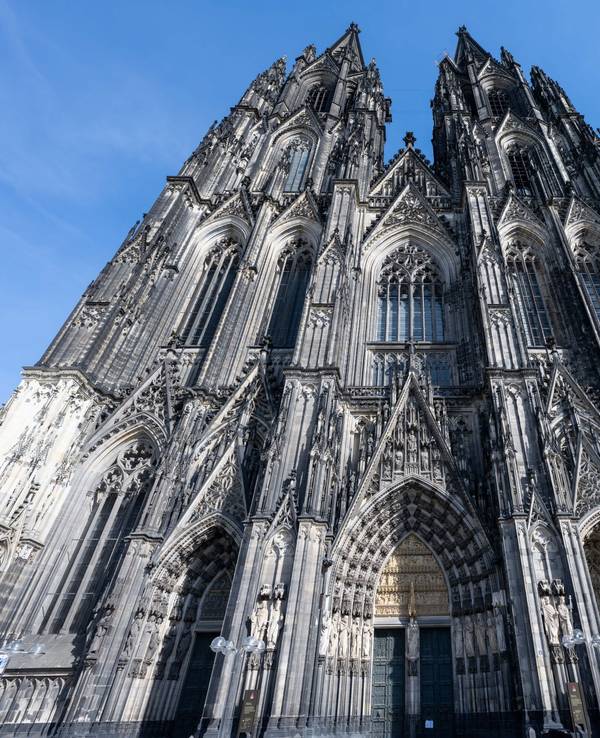 Blick auf das Westportal des Kölner Doms