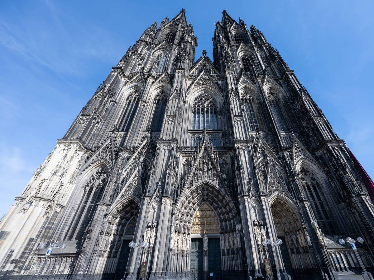 Blick auf das Westportal des Kölner Doms