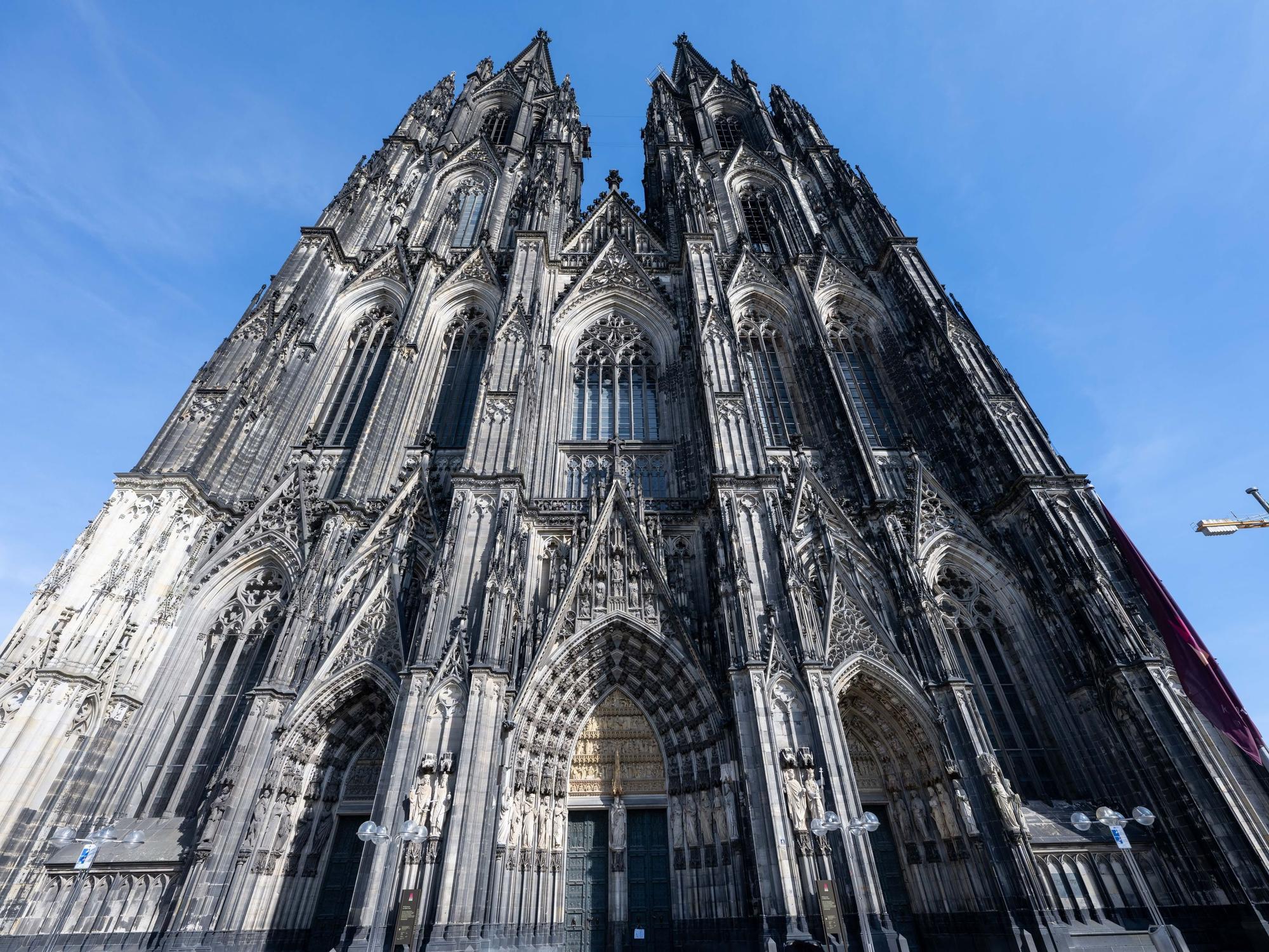 Blick auf das Westportal des Kölner Doms