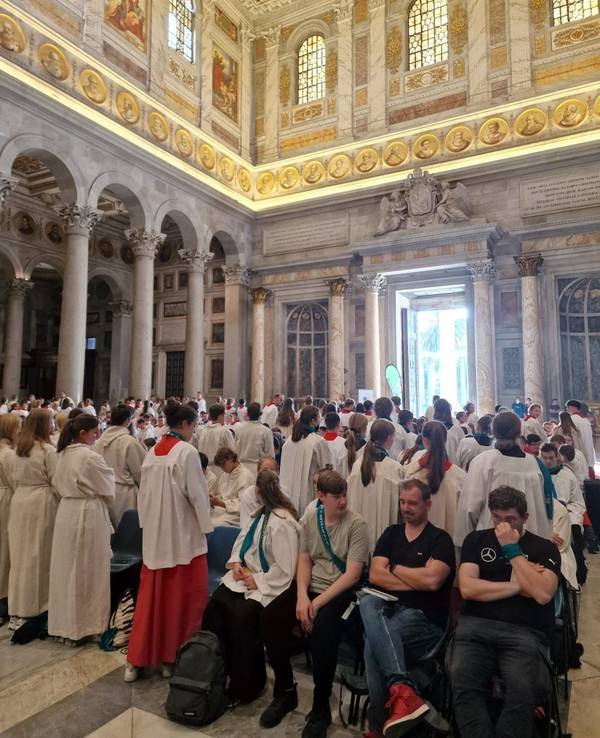 Der Gottesdienst in Sankt Paul in Rom am Montag (3. Oktober): Viele Messdienerinnen und Messdiener drehten sich bei der Predigt um.