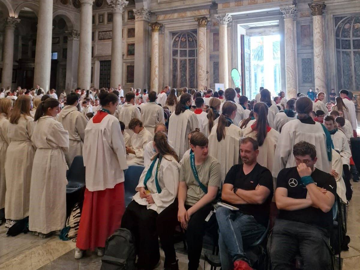 Der Gottesdienst in Sankt Paul in Rom am Montag (3. Oktober): Viele Messdienerinnen und Messdiener drehten sich bei der Predigt um.