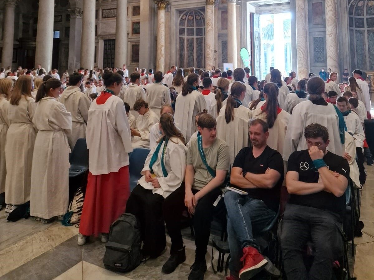 Der Gottesdienst in Sankt Paul in Rom am Montag (3. Oktober): Viele Messdienerinnen und Messdiener drehten sich bei der Predigt um.
