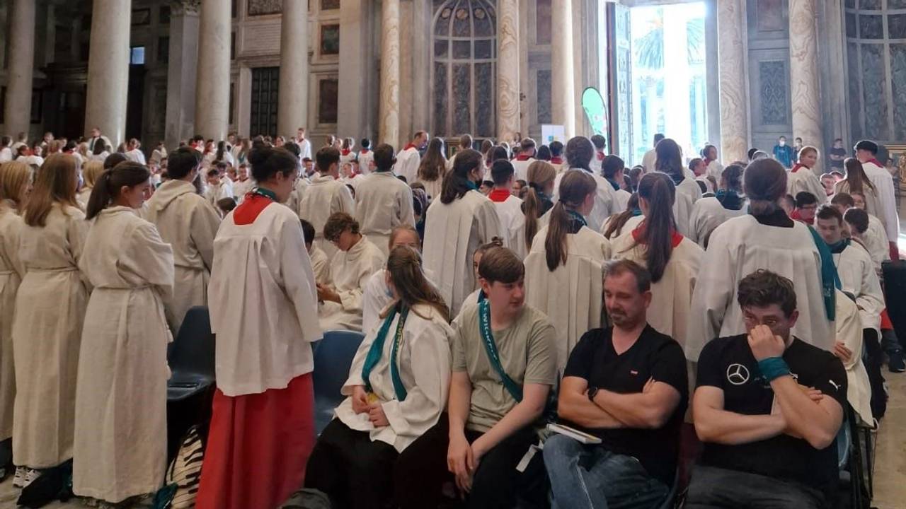 Der Gottesdienst in Sankt Paul in Rom am Montag (3. Oktober): Viele Messdienerinnen und Messdiener drehten sich bei der Predigt um.
