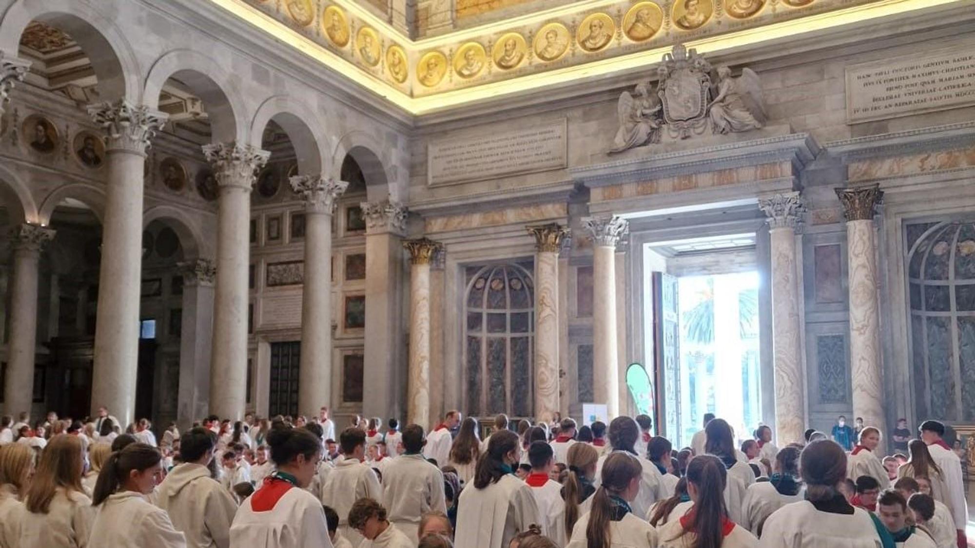 Der Gottesdienst in Sankt Paul in Rom am Montag (3. Oktober): Viele Messdienerinnen und Messdiener drehten sich bei der Predigt um.