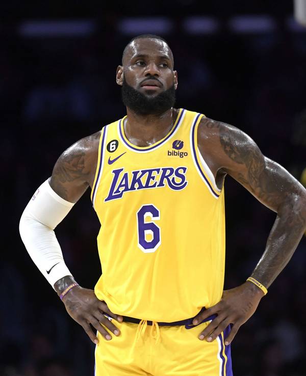LeBron James von den Los Angeles Lakers guckt frustriert.