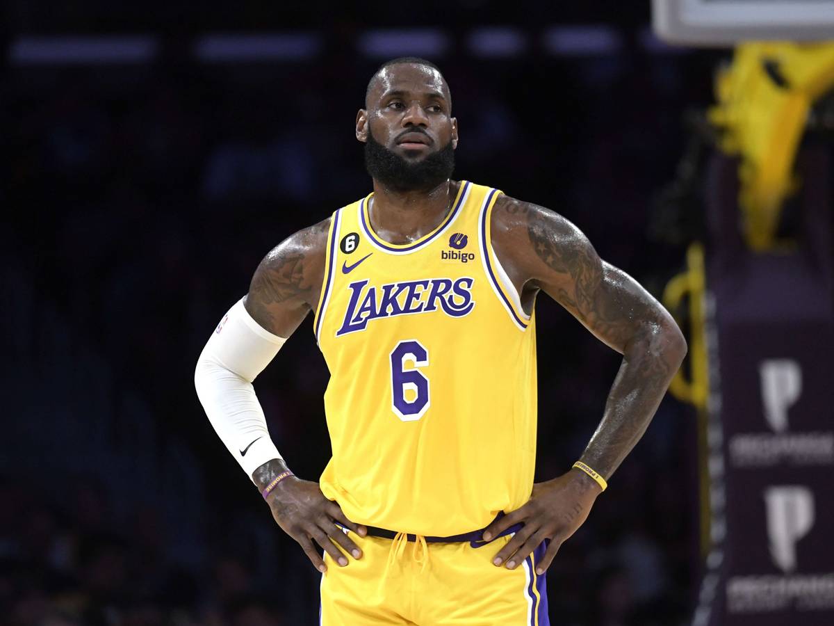 LeBron James von den Los Angeles Lakers guckt frustriert.