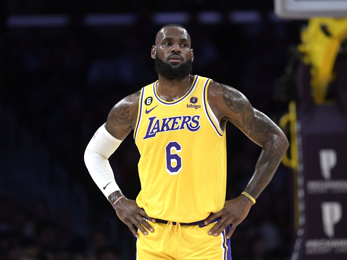 LeBron James von den Los Angeles Lakers guckt frustriert.