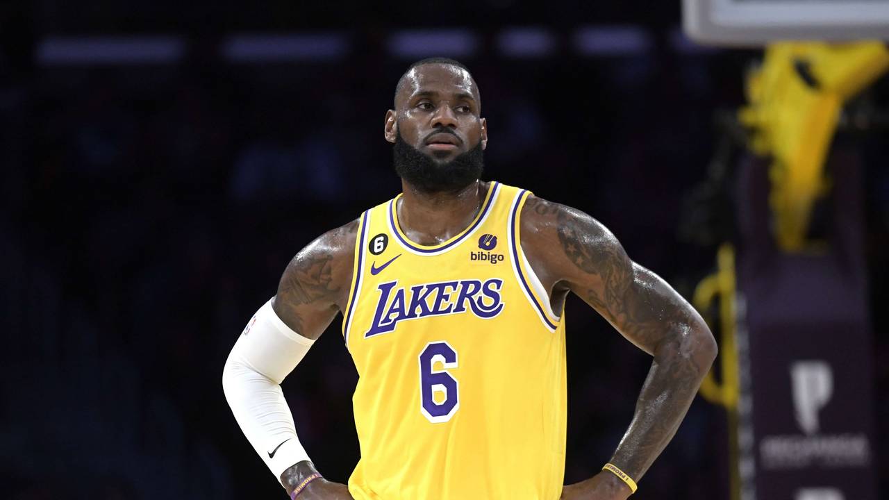 LeBron James von den Los Angeles Lakers guckt frustriert.