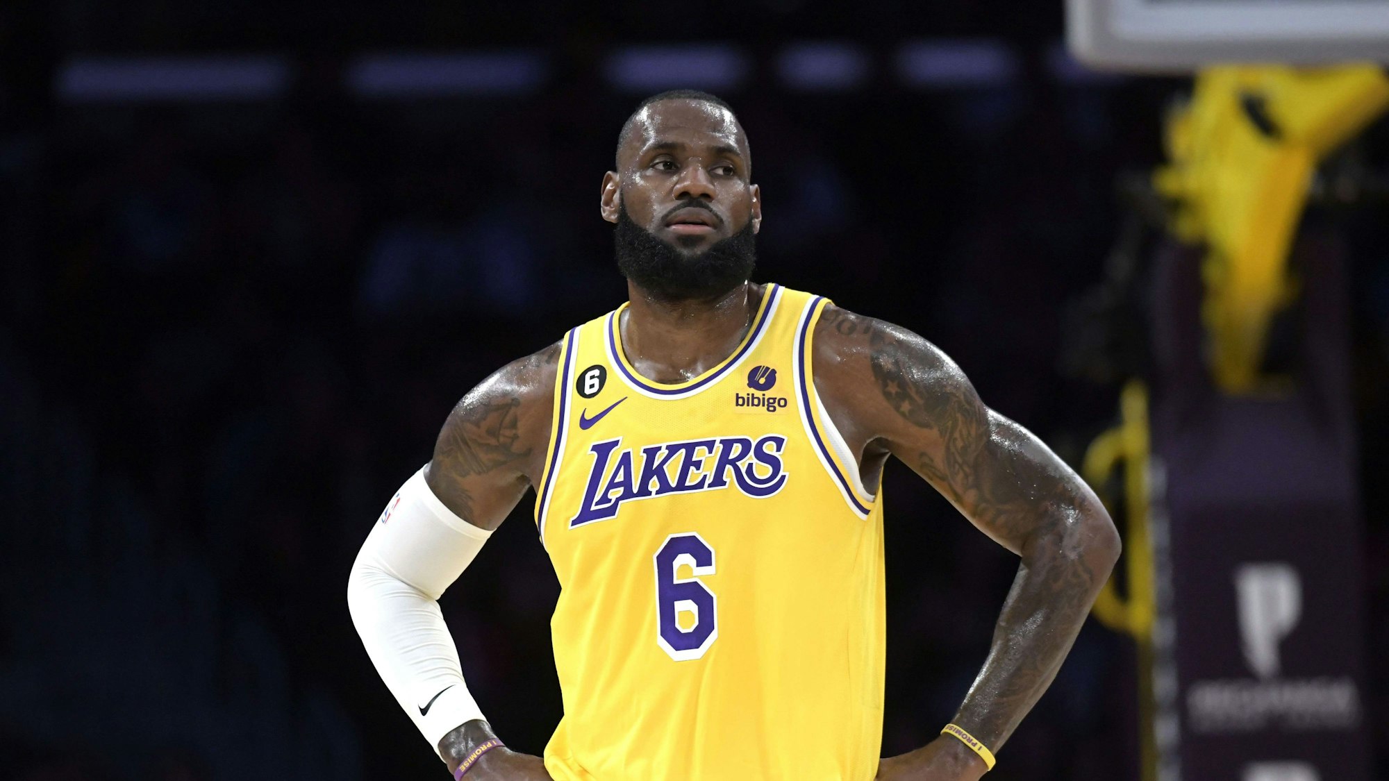 LeBron James von den Los Angeles Lakers guckt frustriert.