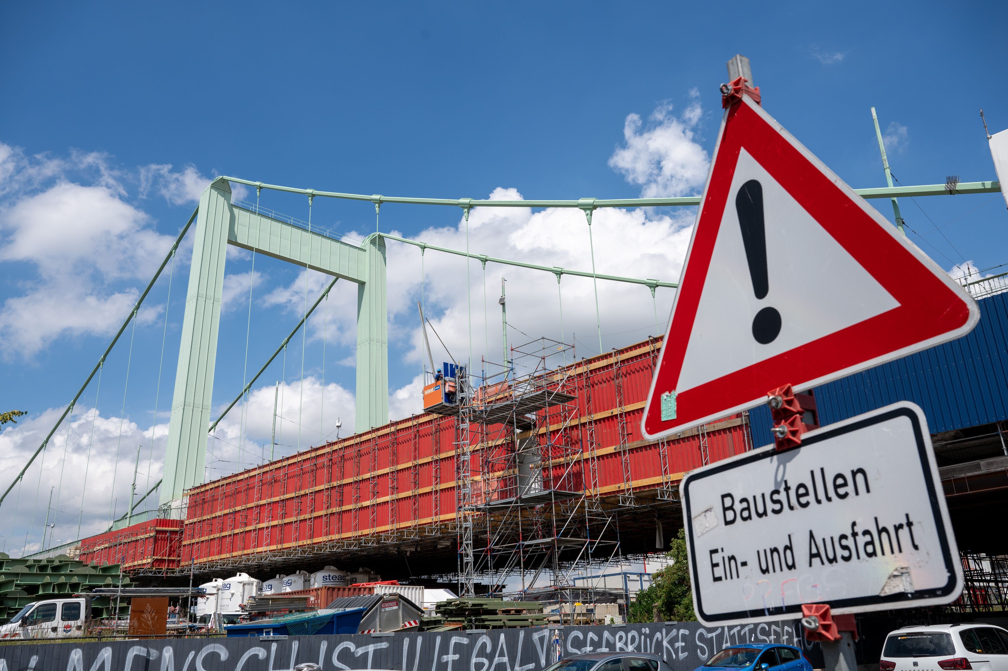 Die Südostrampe der Mülheimer Brücke ist eine Baustelle.