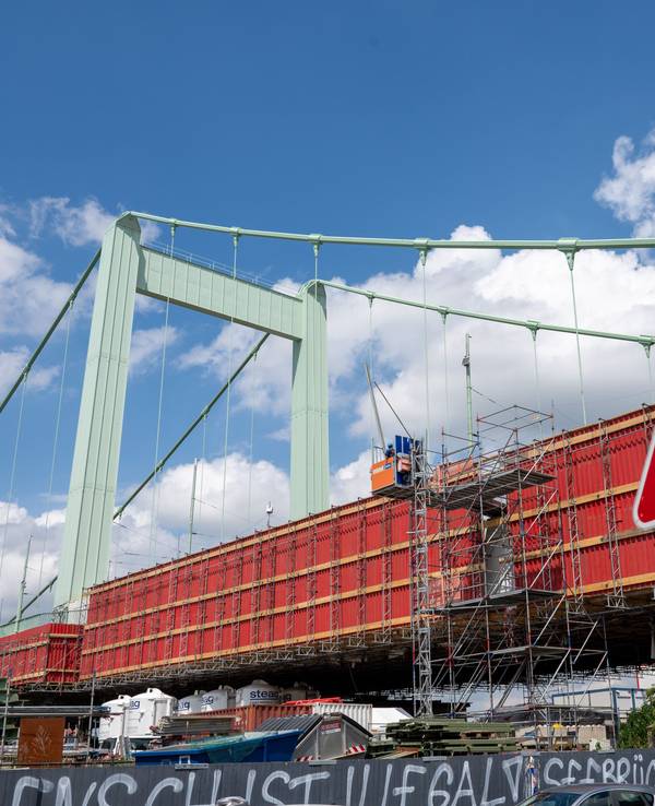 Die Südostrampe der Mülheimer Brücke ist eine Baustelle.