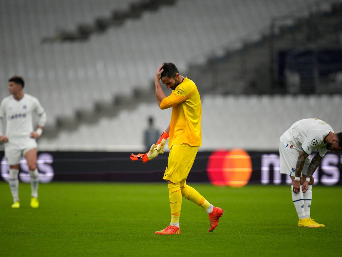 Antonio Adán geht nach einem Platzverweis in der Champions League enttäuscht vom Feld