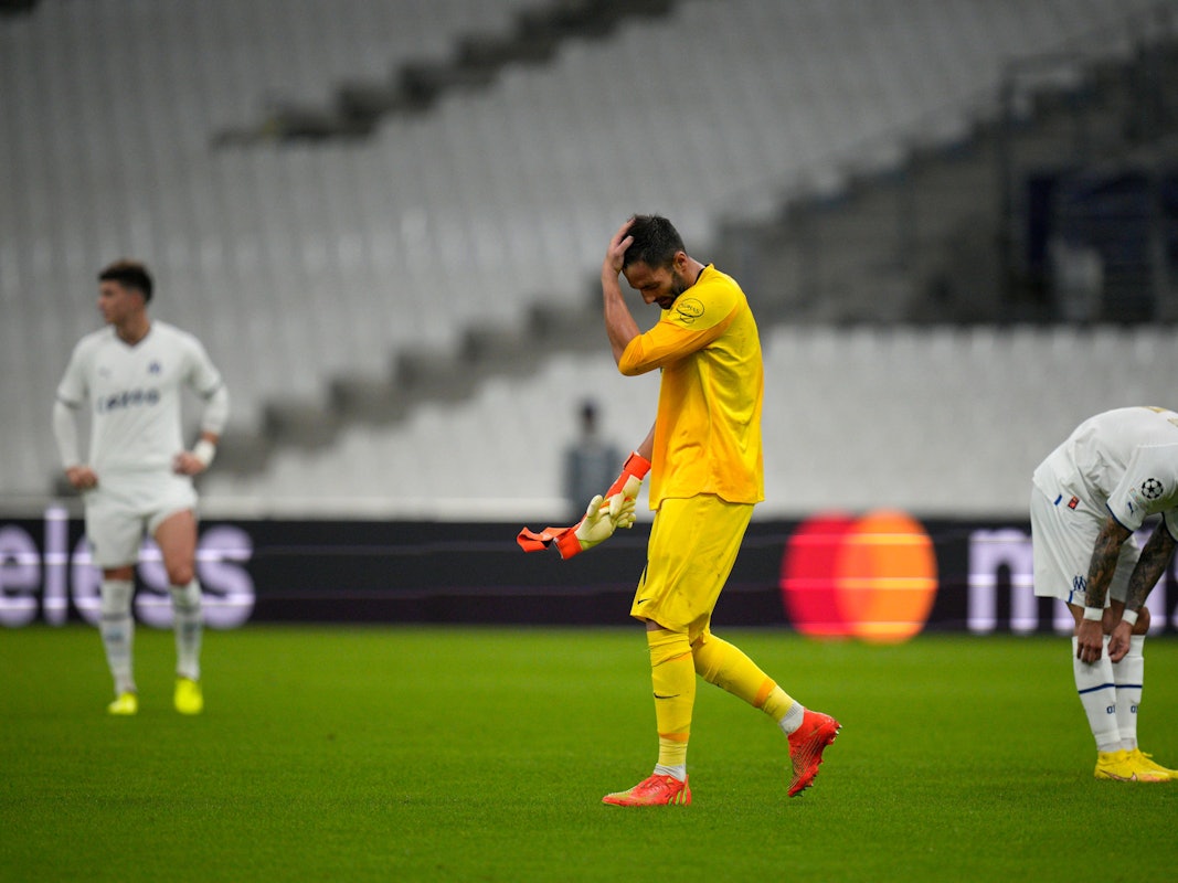 Antonio Adán geht nach einem Platzverweis in der Champions League enttäuscht vom Feld