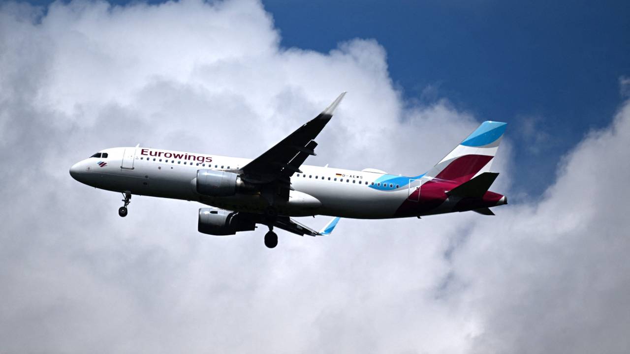 En Eurowings-Flieger geht in die Luft.