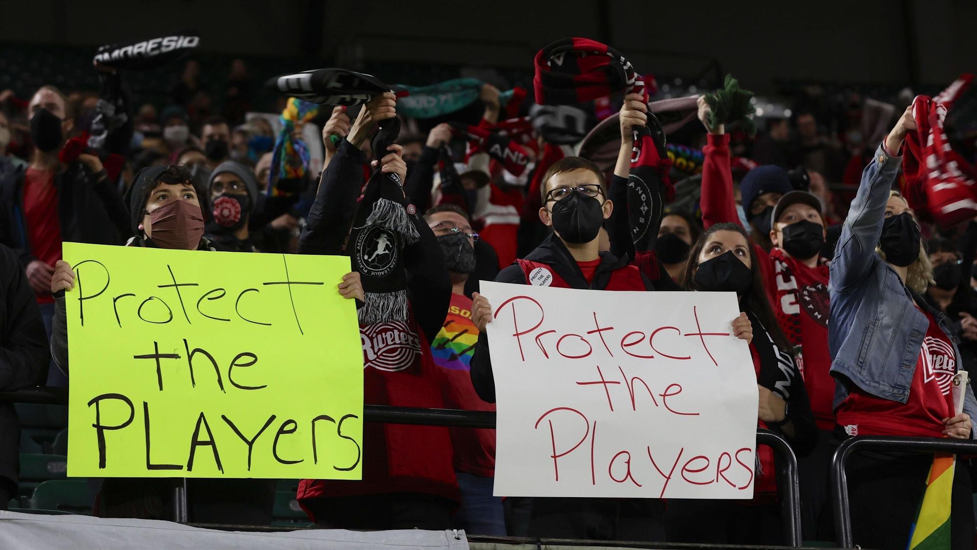 "Schützt die Spielerionnen" steht auf Plakaten von Fußball-Fans in Portland.
