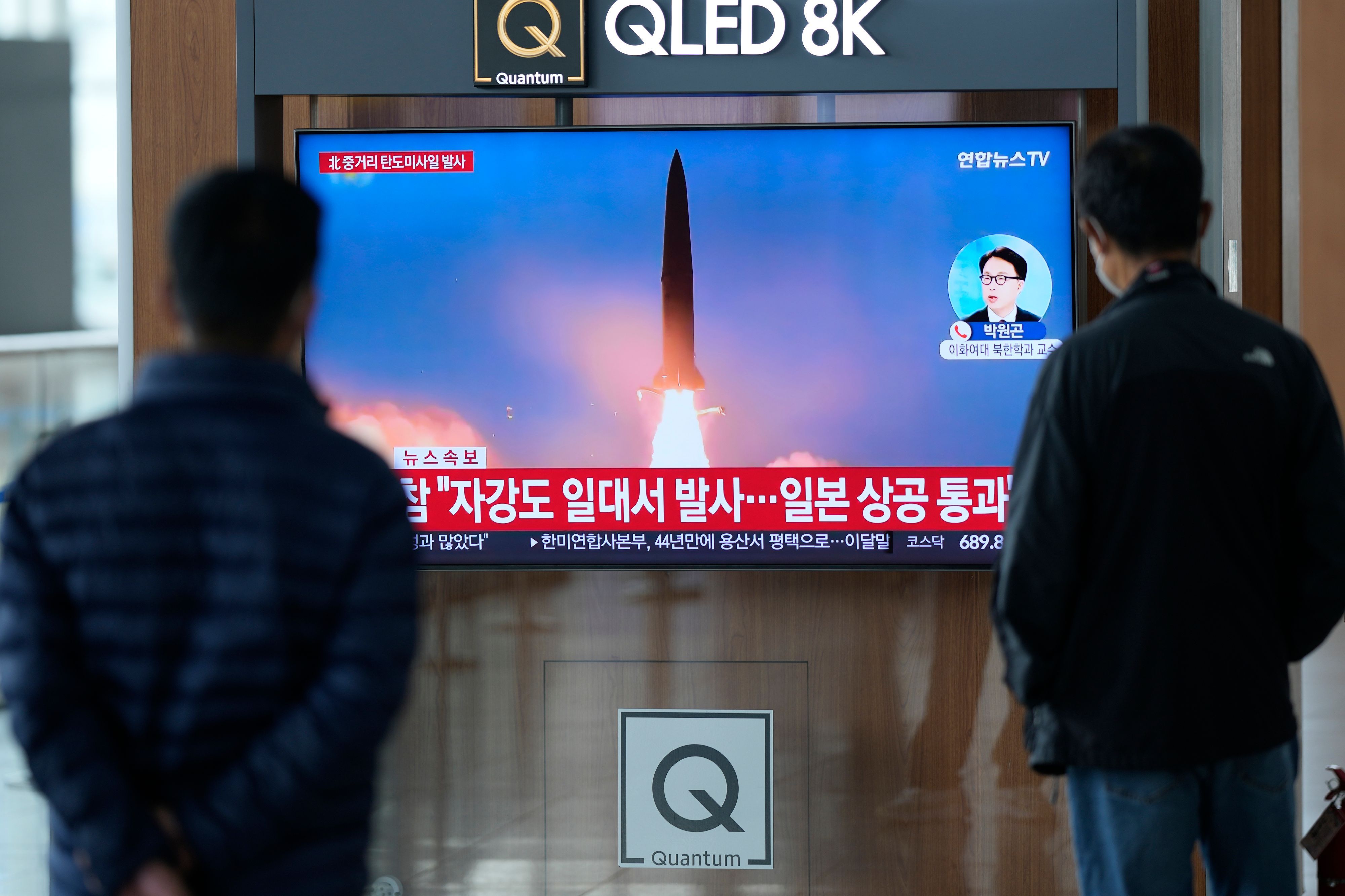Ein Fernsehbildschirm mit einer Nachrichtensendung, die über Nordkoreas Raketenstart berichtet, ist im Bahnhof von Seoul in Südkorea zu sehen.