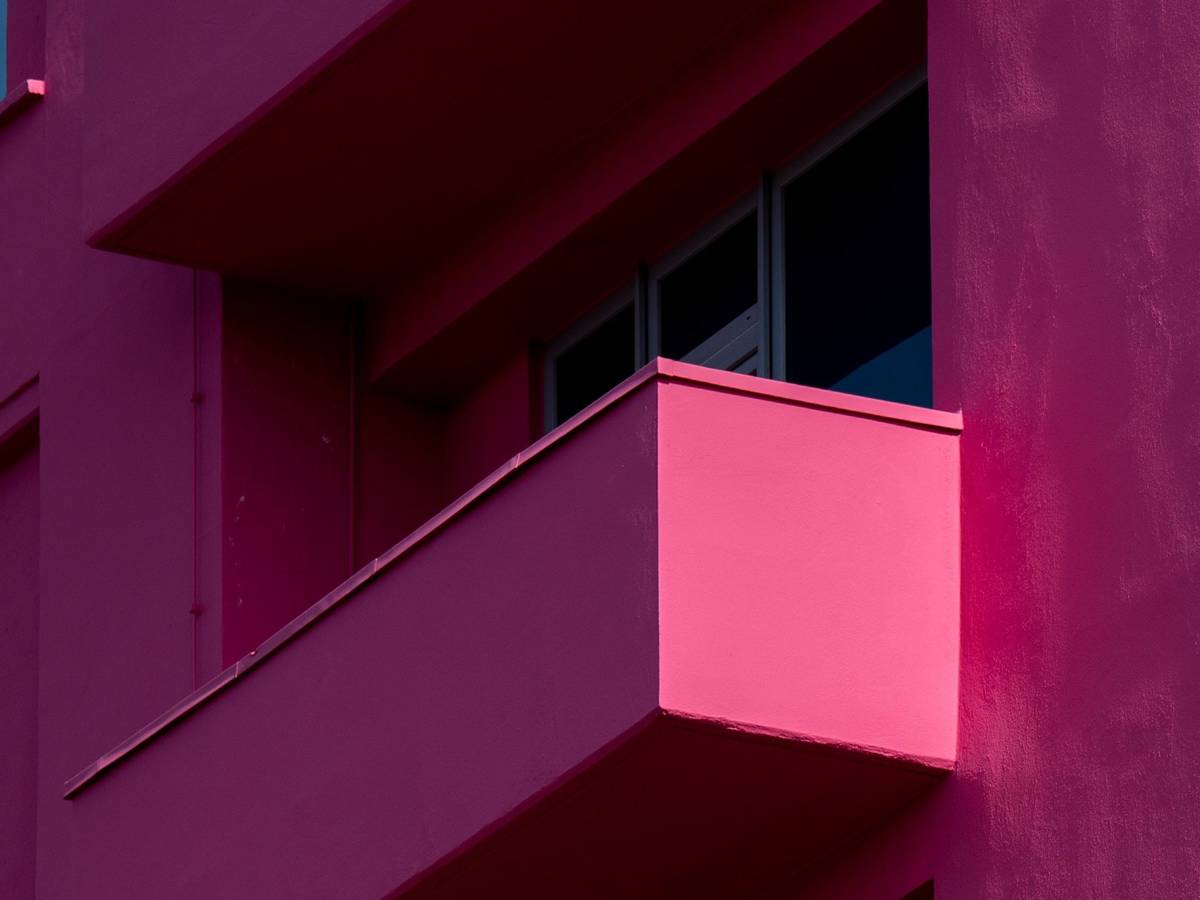 Ein pinker Balkon, der zum Bordell Pascha in Köln gehört.