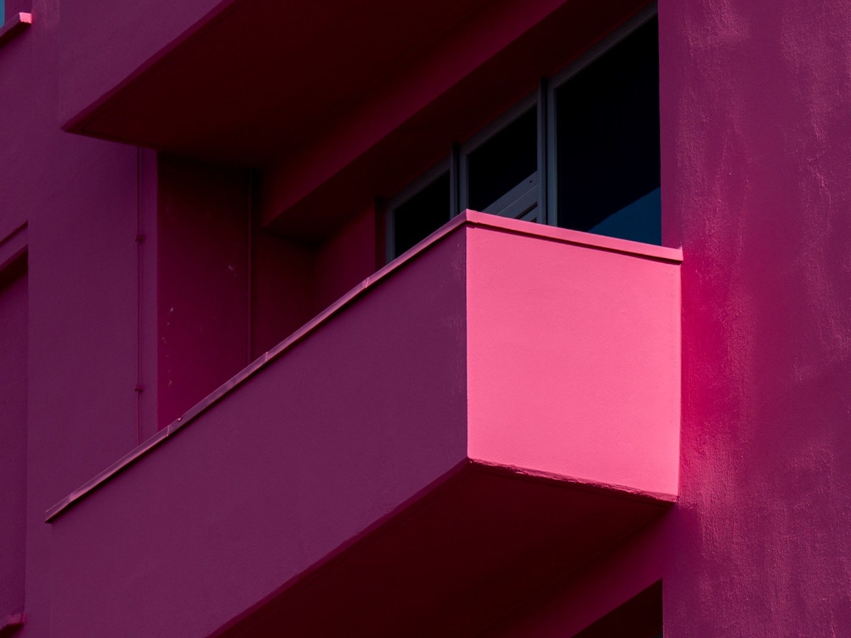 Ein pinker Balkon, der zum Bordell Pascha in Köln gehört.