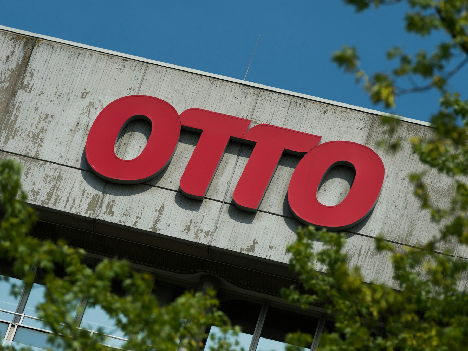 Das Otto-Logo am Verwaltungsgebäude der Konzernzentrale der Otto Group.
