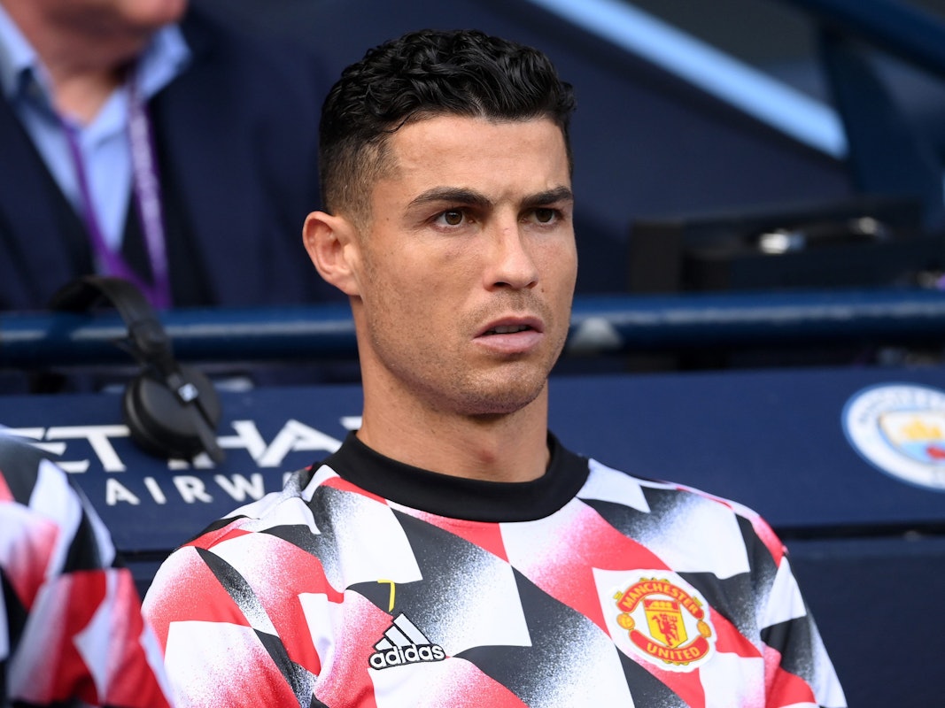 Cristiano Ronaldo sitzt bei Manchester United auf der Ersatzbank.