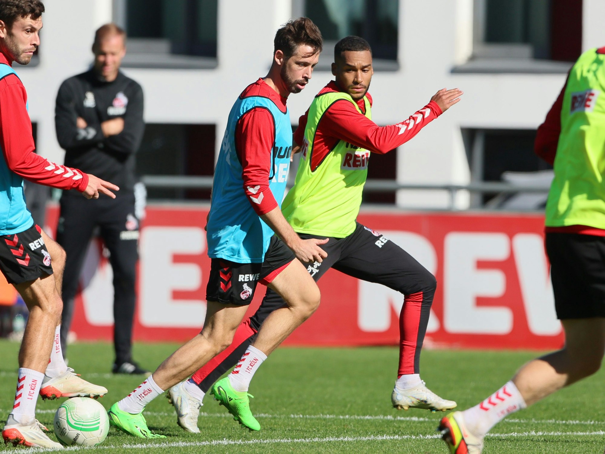 Jonas Hector, Mark Uth und Linton Maina im Training des 1. FC Köln
