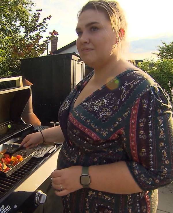Gechillt grillt Sabrina Gemüse und Feta für die Vorspeise.