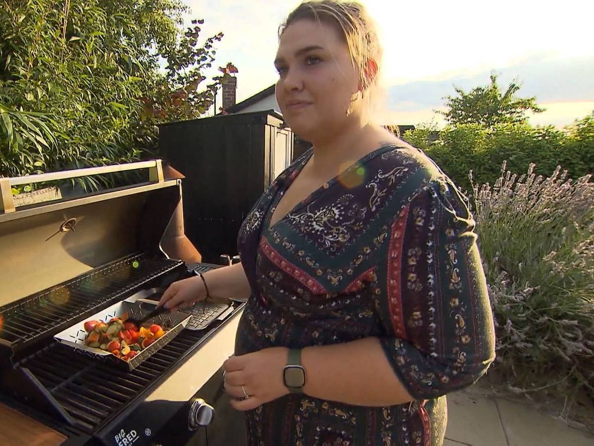 Gechillt grillt Sabrina Gemüse und Feta für die Vorspeise.