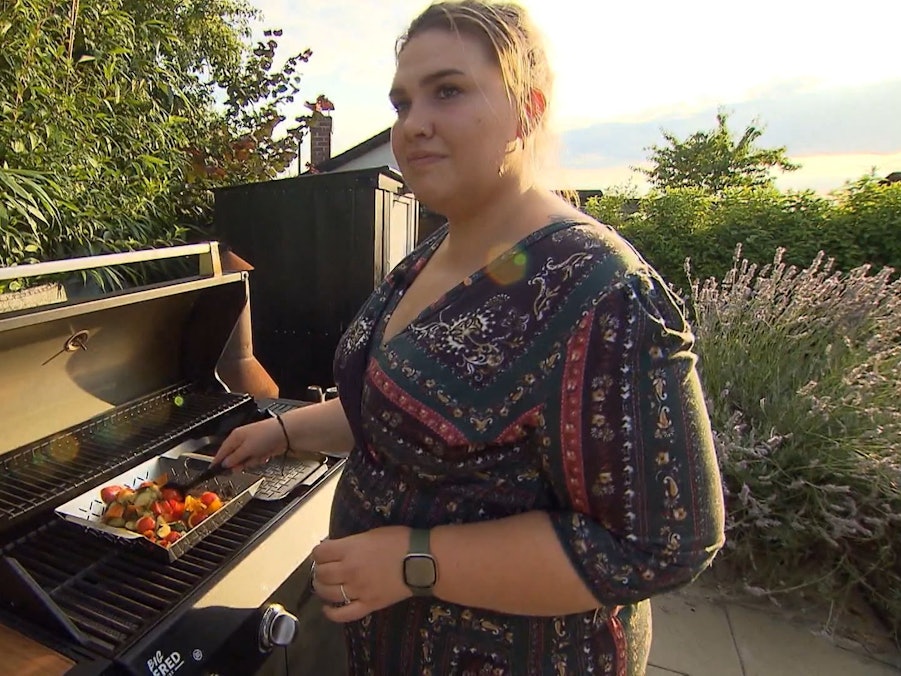 Gechillt grillt Sabrina Gemüse und Feta für die Vorspeise.