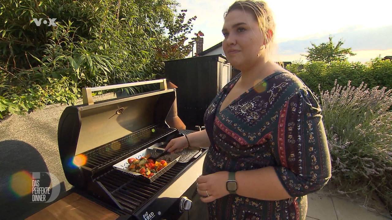 Gechillt grillt Sabrina Gemüse und Feta für die Vorspeise.