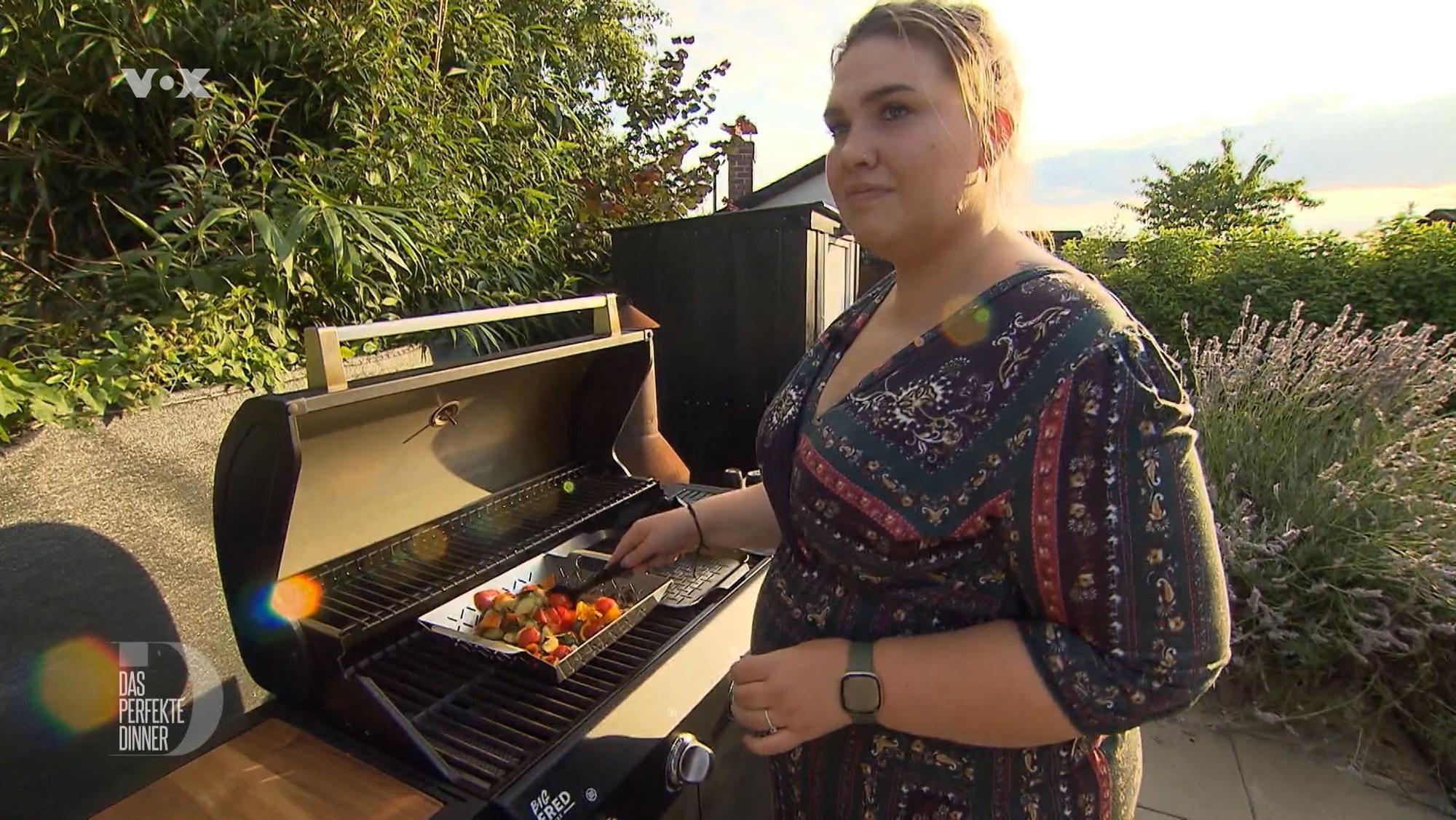 Gechillt grillt Sabrina Gemüse und Feta für die Vorspeise.