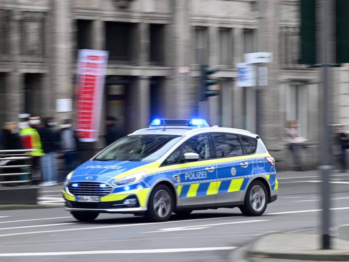 Einsatzfahrzeuge der Polizei am Neumarkt.