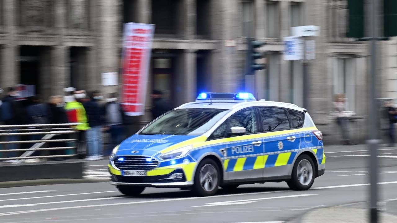 Einsatzfahrzeuge der Polizei am Neumarkt.