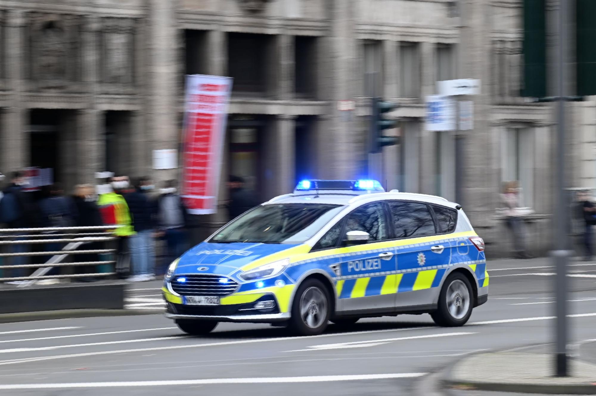 Einsatzfahrzeuge der Polizei fährt am Neumark entlang