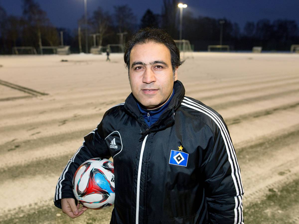 Der ehemalige HSV-Spieler Mehdi Mahdavikia steht auf dem Trainingsgelände des Hamburger SV.