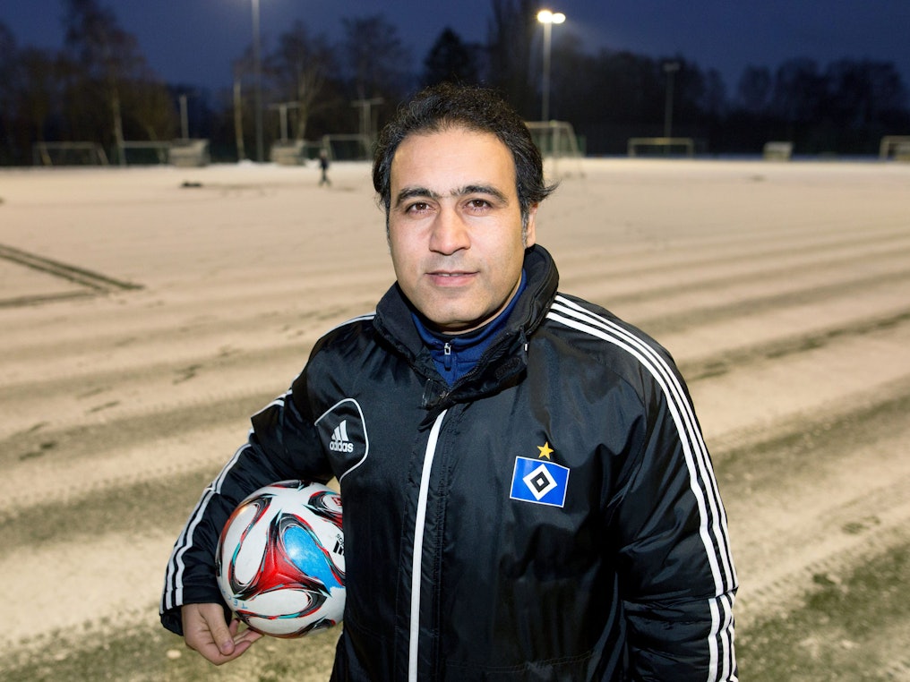 Der ehemalige HSV-Spieler Mehdi Mahdavikia steht auf dem Trainingsgelände des Hamburger SV.