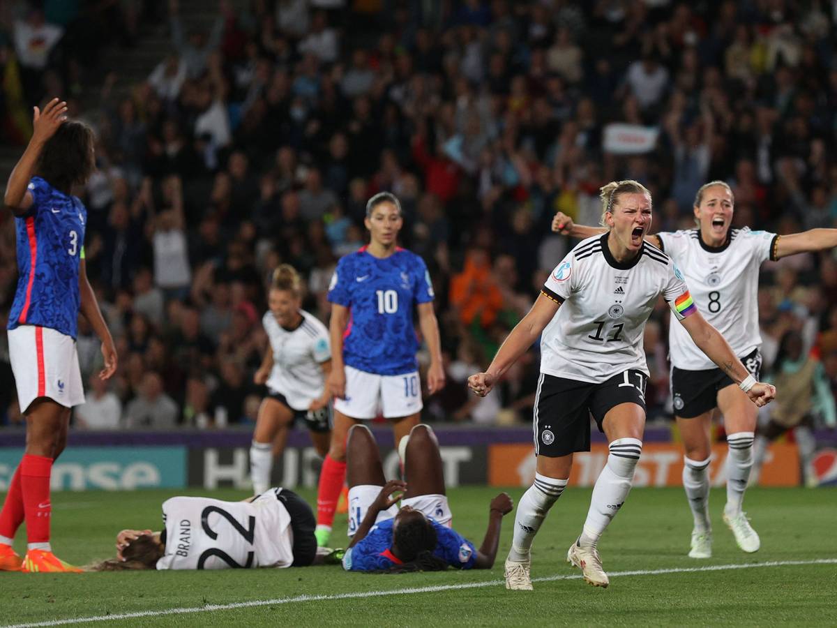 Deutschland bejubelt bei der Frauen-EM ein Tor gegen Frankreich.