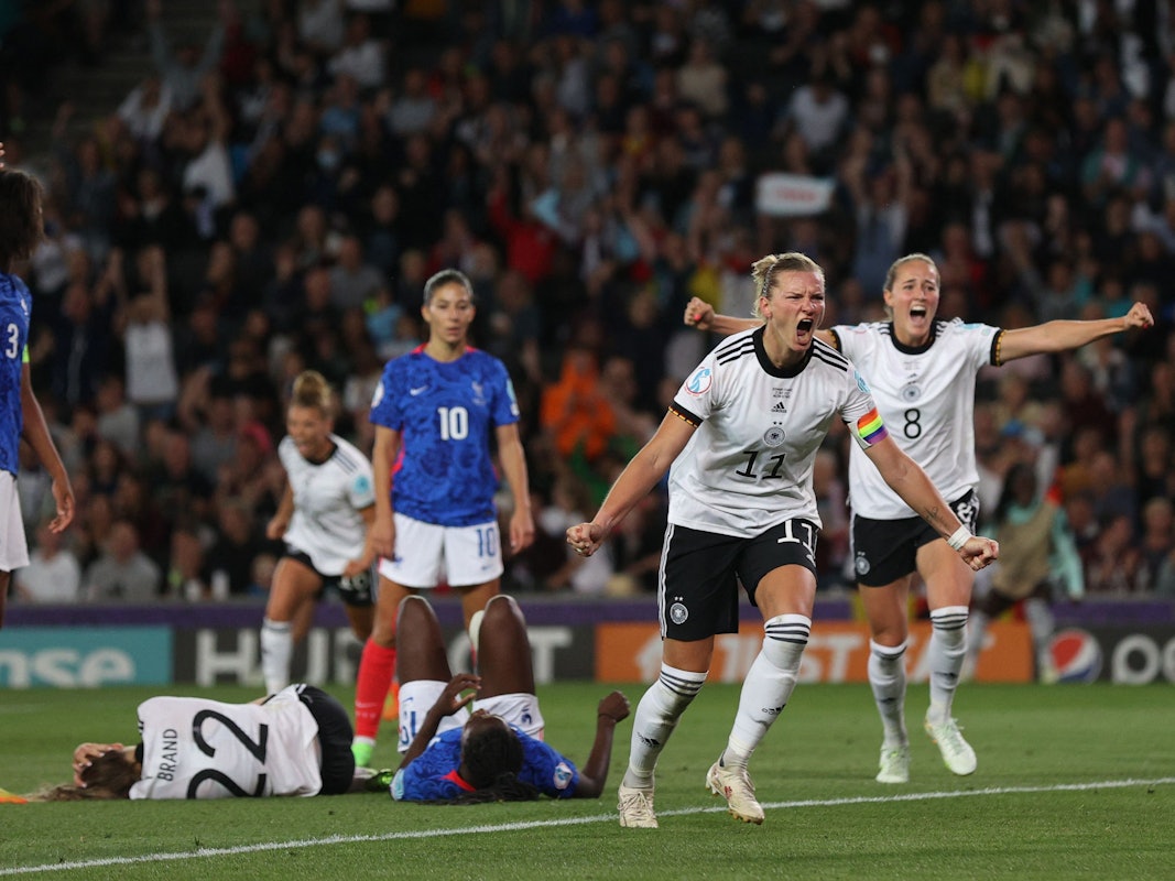 Deutschland bejubelt bei der Frauen-EM ein Tor gegen Frankreich.