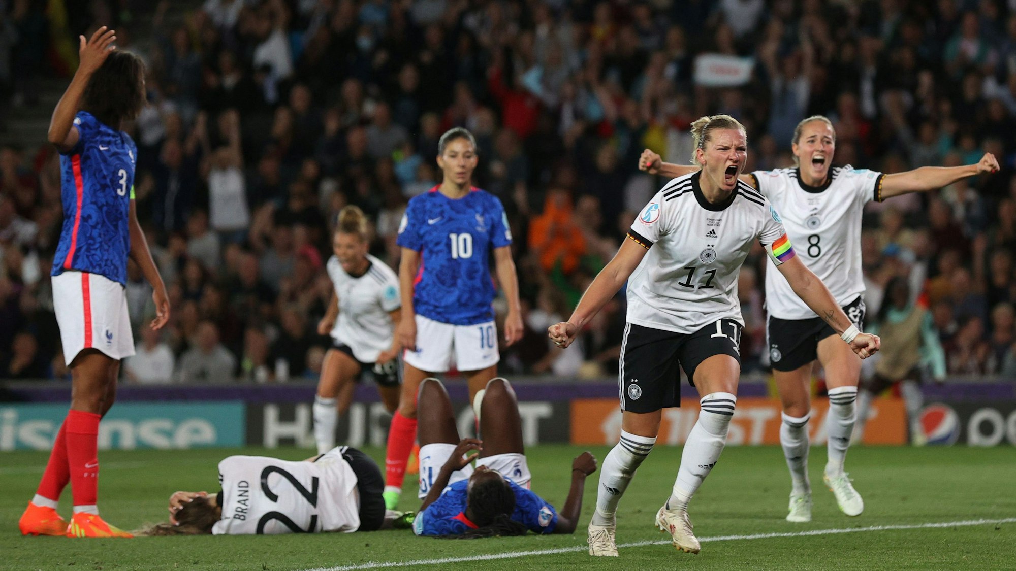 Deutschland bejubelt bei der Frauen-EM ein Tor gegen Frankreich.