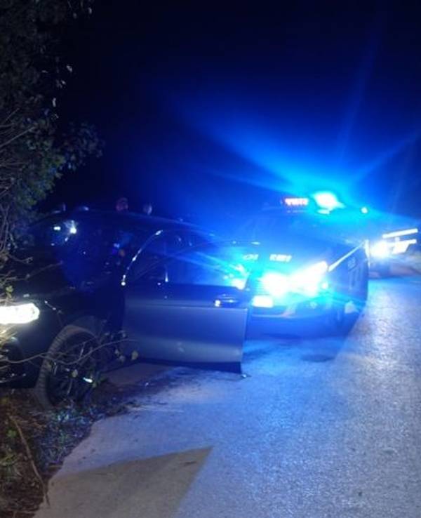 Ein Fahrzeug steht nach einer Verfolgungsfahrt mit der Polizei in einem Erdwall.