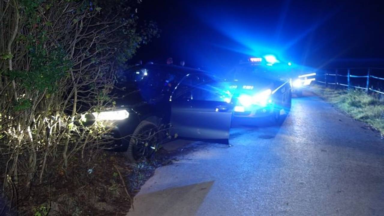 Ein Fahrzeug steht nach einer Verfolgungsfahrt mit der Polizei in einem Erdwall.