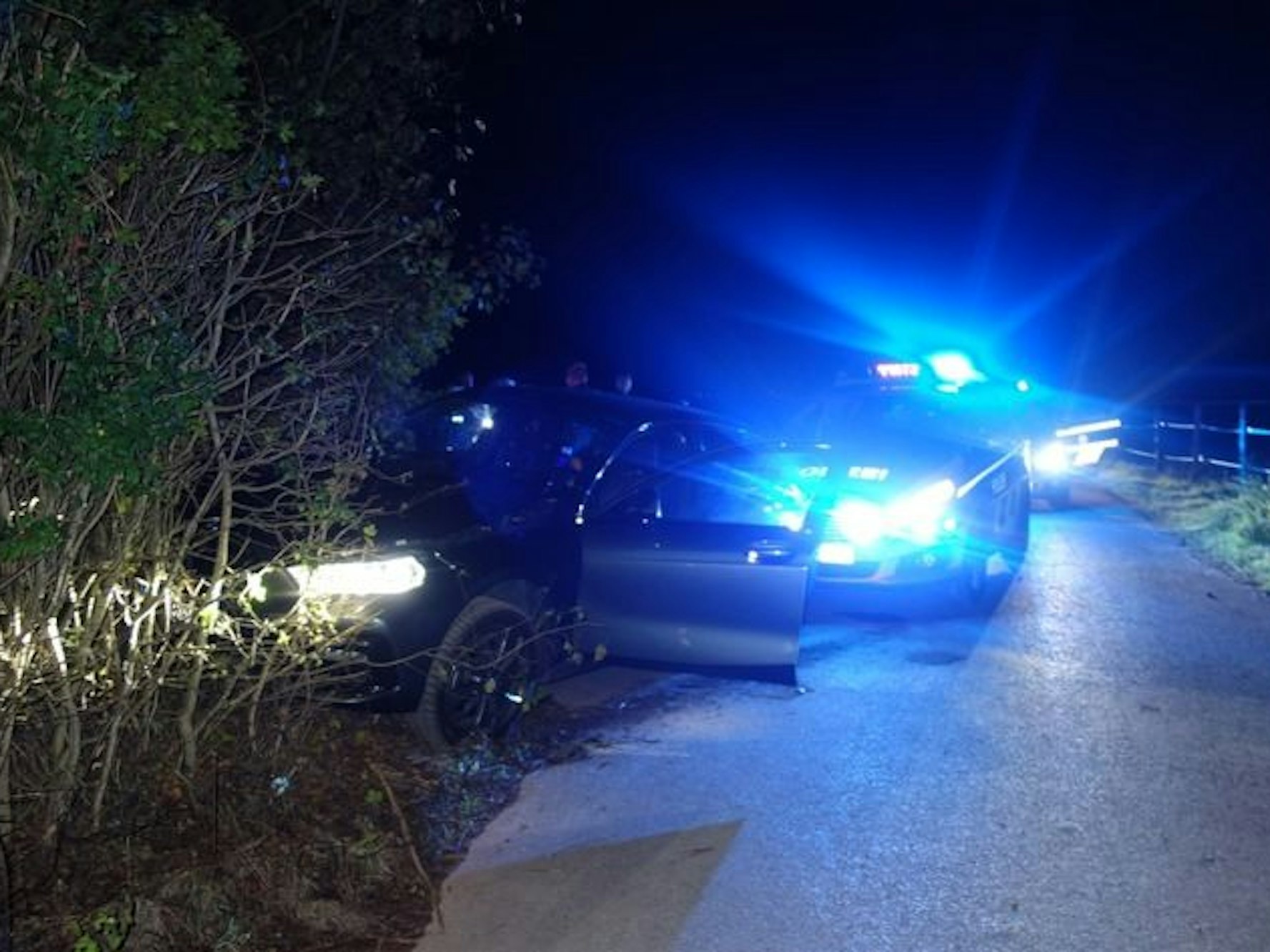 Ein Fahrzeug steht nach einer Verfolgungsfahrt mit der Polizei in einem Erdwall.