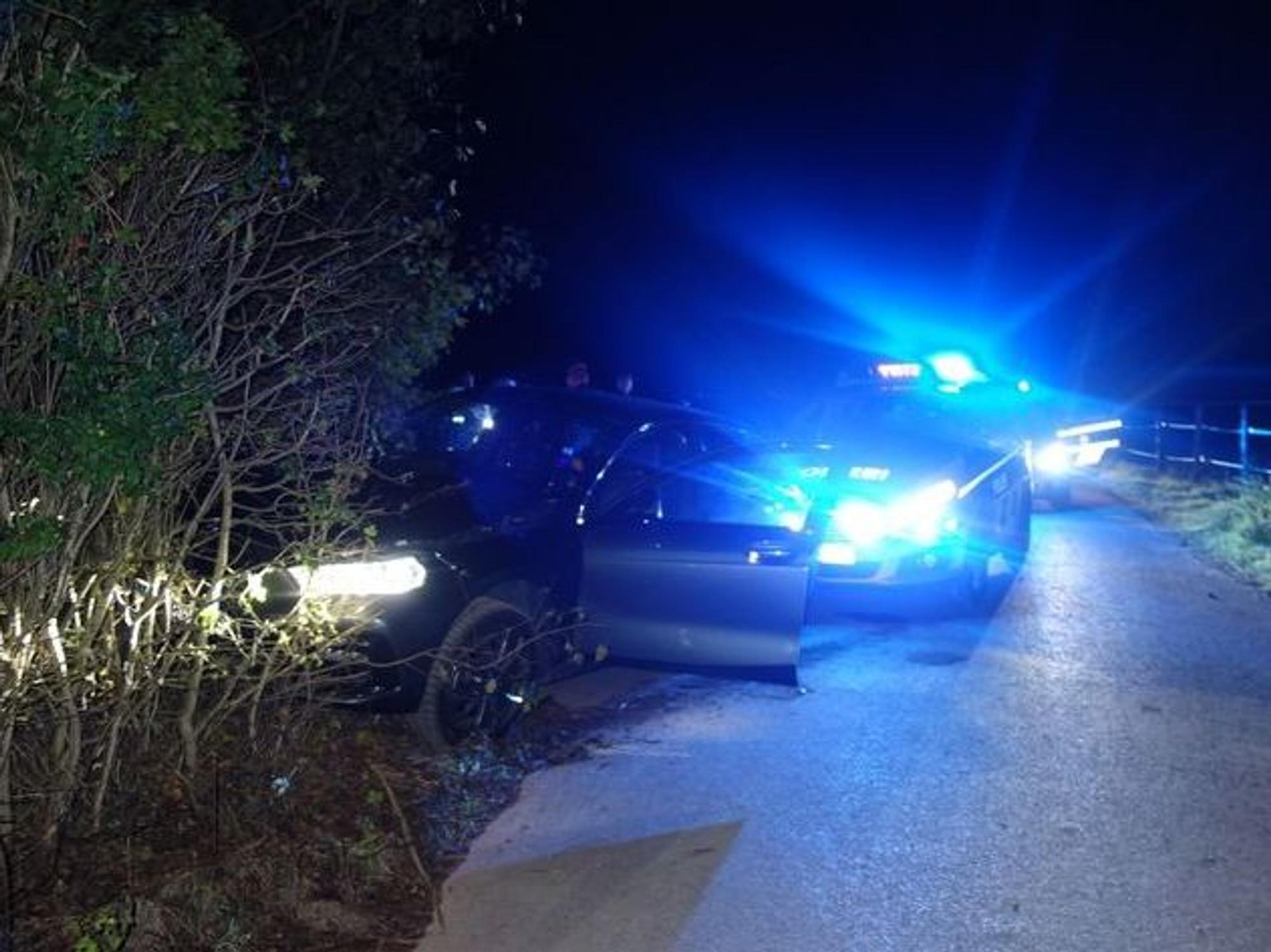 Ein Fahrzeug steht nach einer Verfolgungsfahrt mit der Polizei in einem Erdwall.