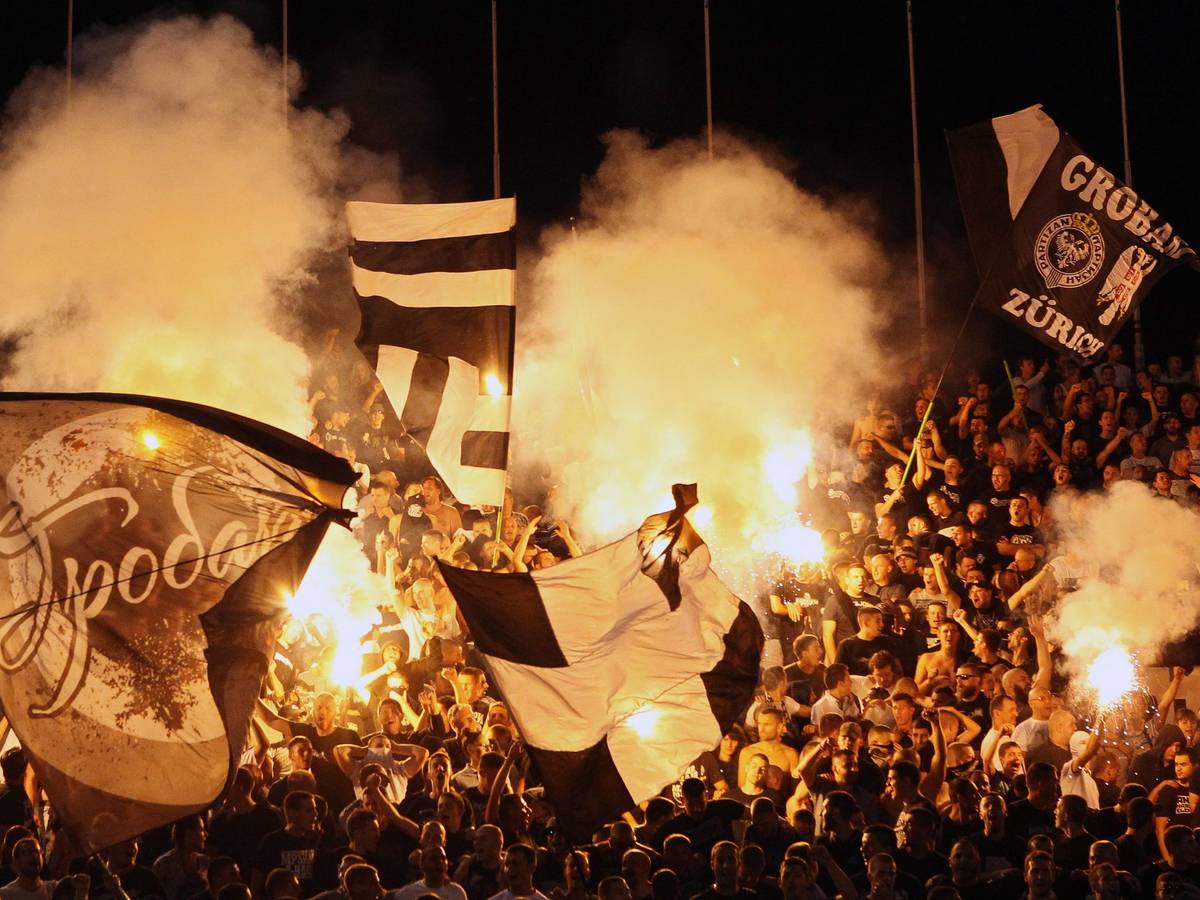 Fans von Partizan Belgrad zünden beim Derby gegen Roter Stern Pyrotechnik