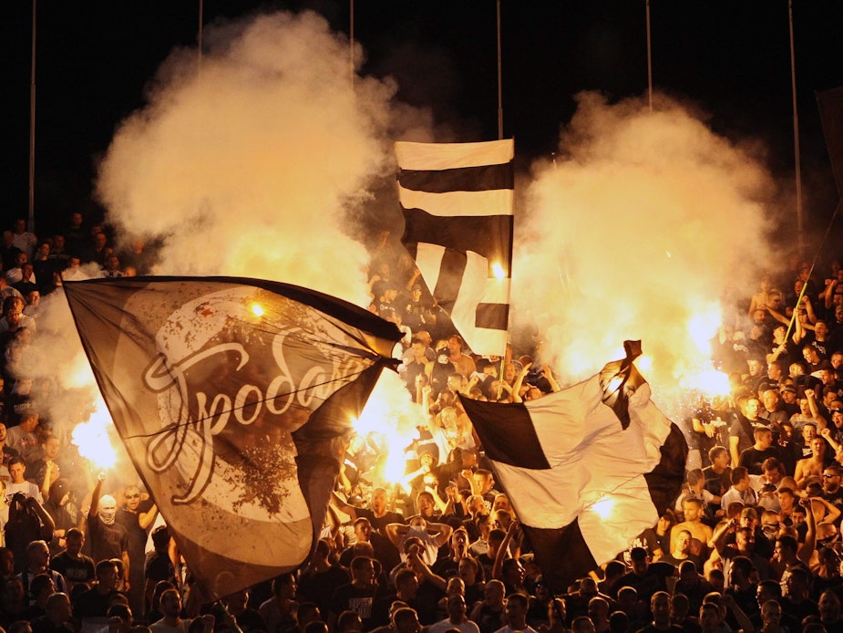 Fans von Partizan Belgrad zünden beim Derby gegen Roter Stern Pyrotechnik