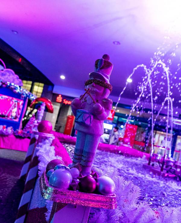 Das Foto zeigt einen Weihnachtsmann auf dem LGBTQI+-Weihnachtsmarkt „Heavenue Cologne“ am Rudolfplatz in Köln.
