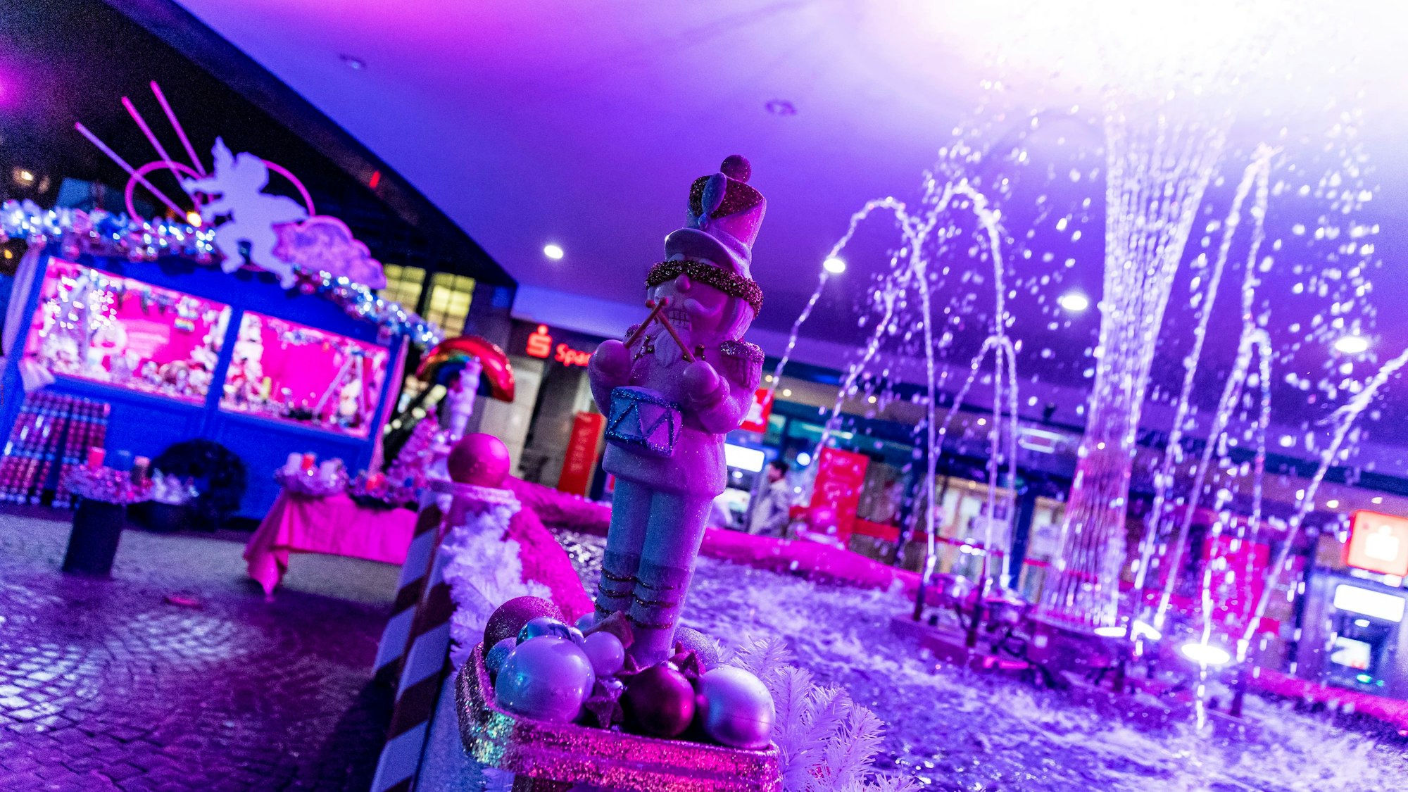 Das Foto zeigt einen Weihnachtsmann auf dem LGBTQI+-Weihnachtsmarkt „Heavenue Cologne“ am Rudolfplatz in Köln.