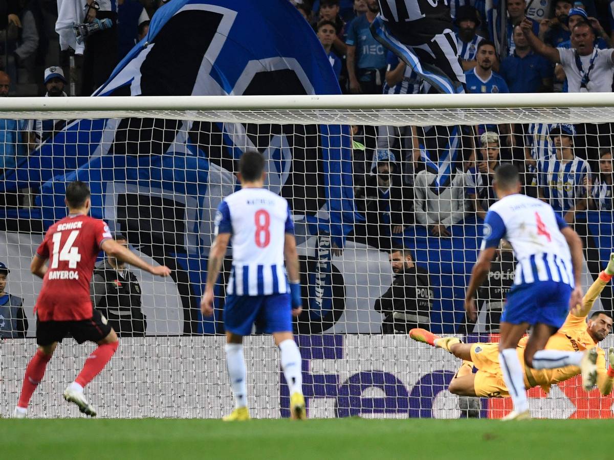 Patrik Schick tritt im Gruppenspiel der Champions League zum Elfmeter für Bayer Leverkusen gegen den FC Porto an.
