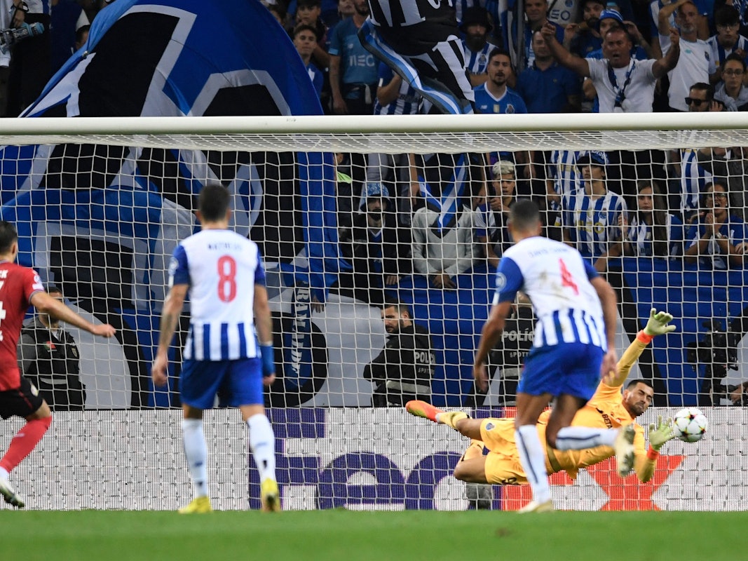 Patrik Schick tritt im Gruppenspiel der Champions League zum Elfmeter für Bayer Leverkusen gegen den FC Porto an.