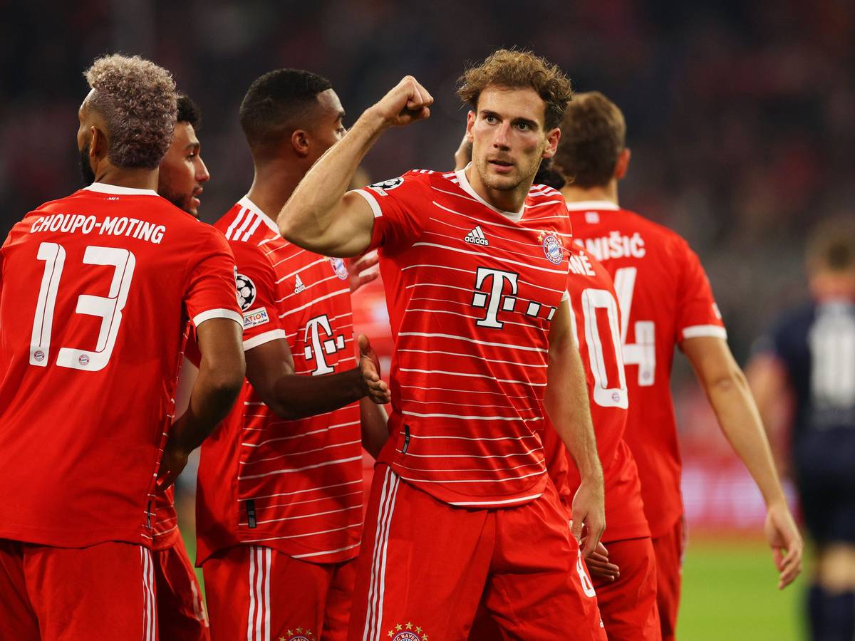 Leon Goretzka reckt beim Spiel des FC Bayern gegen Viktoria Pilsen die Siegerfaust